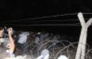 'Sınırlar' aşıldı, yüzlerce kişi Kobanê'de