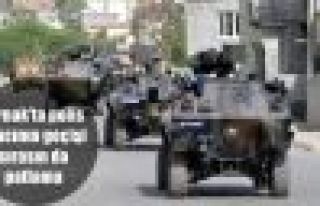 Şırnak'ta polis aracının geçişi sırasında...