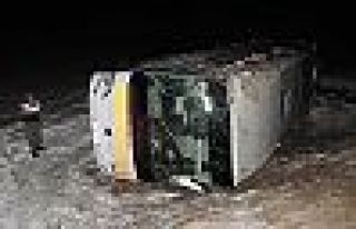 Sivas'ta yolcu otobüsü devrildi: 34 yaralı     