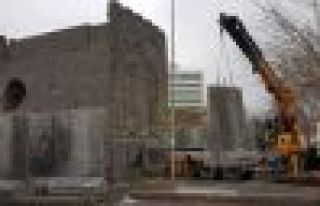 Sur'a açılan kapılara 4 metrelik duvarlar örüldü