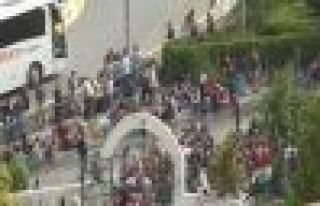 Suriyeli mülteciler Yunanistan'a gitmek için toplandı