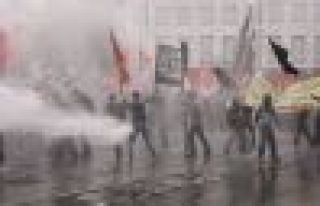 Taksim'deki Soma protestosuna polis saldırısı