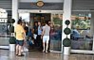 Tatile gidip otel kapısında kaldılar! 