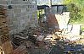 Tayini çıkan imam lojmanı yıktı