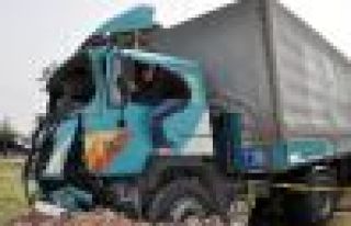 TIR, Midibüse çarptı!.. 30 yaralı!..