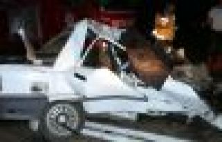 TIR otomobili biçti: 2 ölü