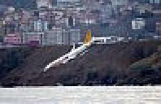 Trabzon'da yamaca saplanan uçak vinçle çekilecek