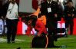 Trabzonspor-Fenerbahçe maçında taraftar hakeme...