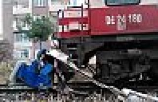 Tren, öğrenci servisine çarptı: 6 yaralı    