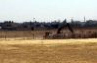 TSK, Nusaybin-Kamışlo arasına hendek kazmaya başladı