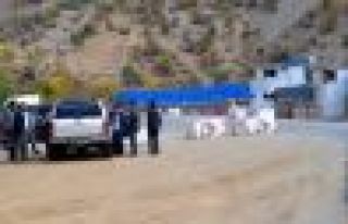 Uludere'de bir araç tarandı