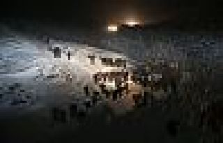 Van Bahçesaray'da yolcu minibüsü çığ altında...