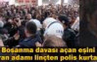 Van'da sokak ortasında eşini vuran adama linç girişimi