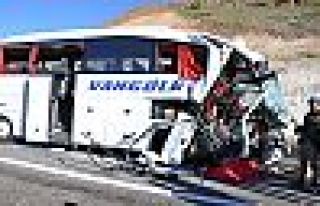 Yolcu otobüsü demir yüklü TIR'a çarptı: 1 ölü,...