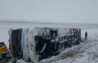 Yolcu otobüsü devrildi: 1 ölü, 15 yaralı