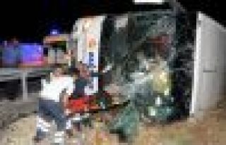 Yolcu otobüsü devrildi: 22 yaralı