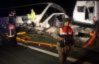 Yolcu otobüsü ile TIR çarpıştı