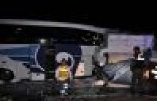 Yolcu otobüsü TIR'la çarpıştı: 24 Yaralı