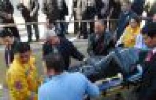 Yük asansöründe elektrik akımına kapılan işçi...