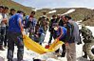 Yüksekova'da çığ altında kalan vatandaşın cesedi...