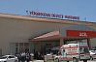 Yüksekova'da inşaat iskelesi çöktü: 2 işçi...