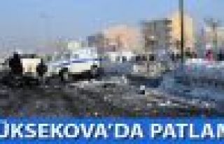 Yüksekova'da polis aracının geçişi sırasında...