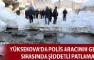 Yüksekova'da polis aracının geçişi sırasında...