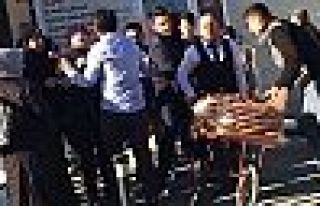 Zabıtaya kızdı; tüm simitleri satın aldı