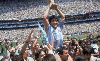 Futbolun efsanesi Maradona hayatını kaybetti