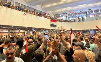 Irak parlamentosunu basan protestocular Sadr'ın çağrısı üzerine geri çekildiler