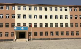 Yüksekova'da 2, Hakkari'de 1 okul, deprem riski nedeniyle tahliye edildi