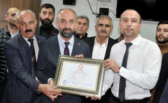 Çukurca Belediye Başkanı Nazmi Demir mazbatasını aldı