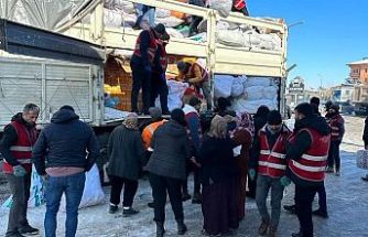 Şemdinli'den Maraş'a götürdükleri yardımları sokak sokak dağıtıyorlar