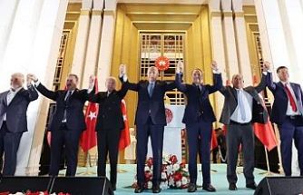 Erdoğan 'balkon konuşması'nı Beştepe'de yaptı: Ben hesap uzmanı değilim