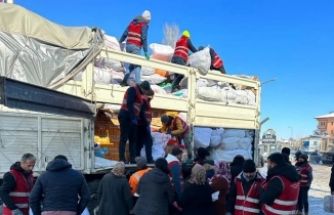 Şemdinli'den Maraş'a götürdükleri yardımları sokak sokak dağıtıyorlar